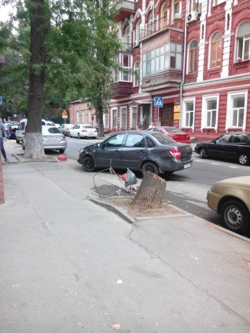 В центре Ростова «Лада Приора» перескочила через бордюр и врезалась в дом