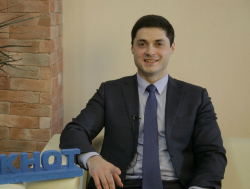 Степан Сагиров поздравил ростовчан с Новым годом и посоветовал оставить финансовые проблемы в 2017