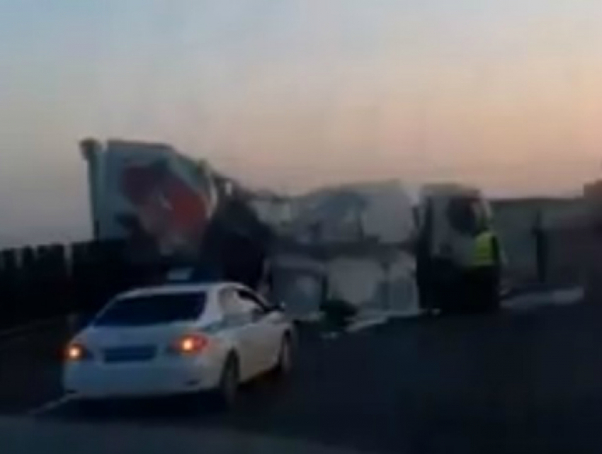 Страшное утреннее ДТП со снесшей разделительный забор на ростовской трассе фурой попало на видео