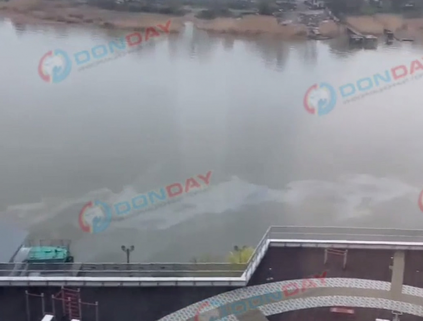 В Дону на набережной обнаружили масляное пятно 