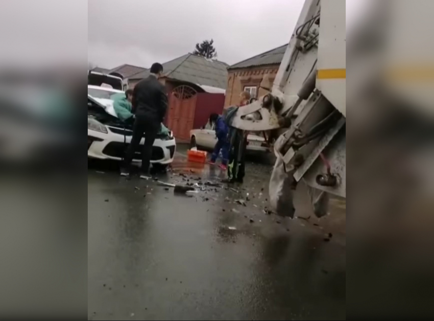 В Ростове пьяный таксист сбил рабочего и врезался в мусоровоз