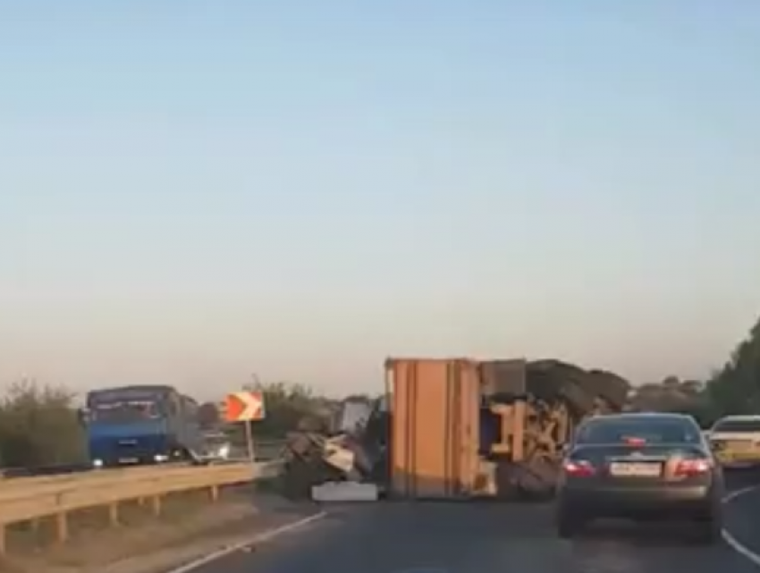 Перегруженный КамАЗ опрокинулся на съезде с моста под Ростовом на видео