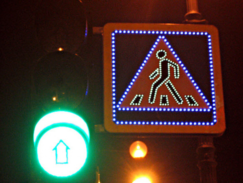 На дорожные знаки с подсветкой ростовские власти потратят 12 миллионов рублей