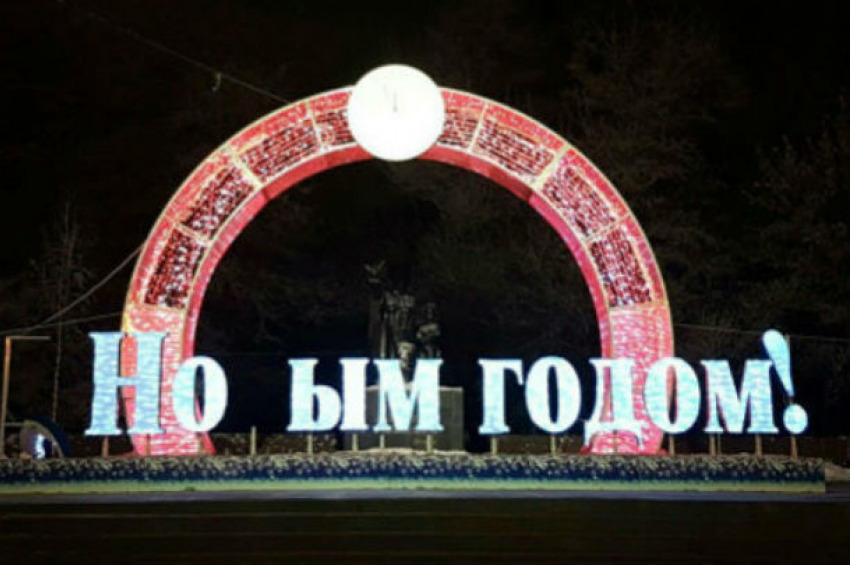 В Ростове-на-Дону вандалы надругались над сияющим «Новым годом»