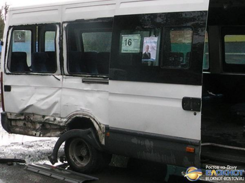 В Новошахтинске пассажирский микроавтобус столкнулся с грузовым «Мерседесом»