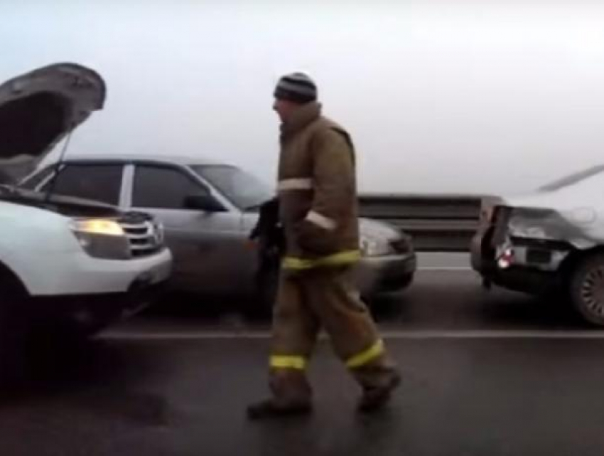 Жуткие последствия массовых ДТП на обледеневшей трассе под Ростовом попали на видео