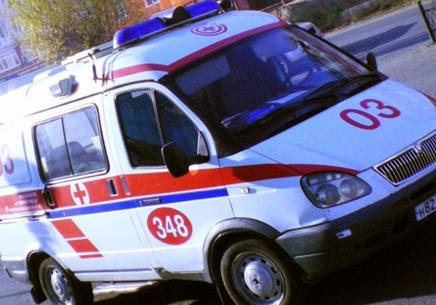 В Ростовской области автоледи за рулем «пятнадцатой» врезалась в столб 