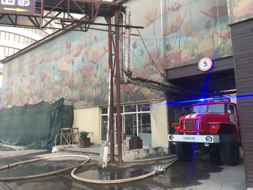 В Ростове на Береговой загорелось трехэтажное здание