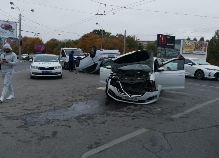 В Ростове на Западном перевернулся Lexus после ДТП