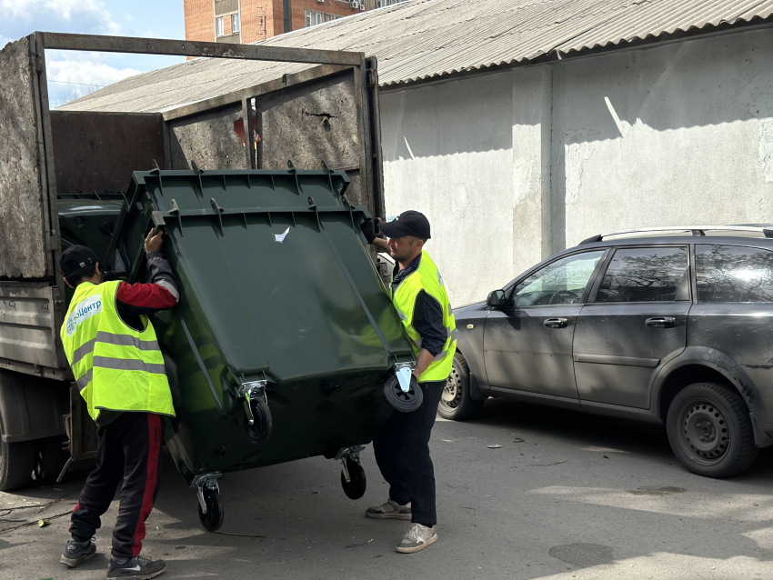 В Ростове продолжают обновлять мусорные контейнеры