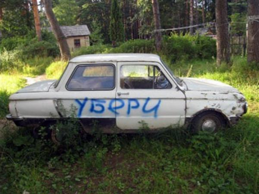 Два года брошенный автомобиль не могут убрать с Пушкинской 