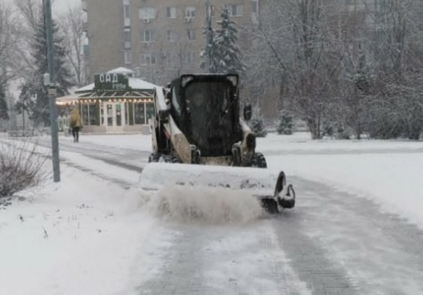 Ростовские улицы от снега расчищают 162 спецмашины