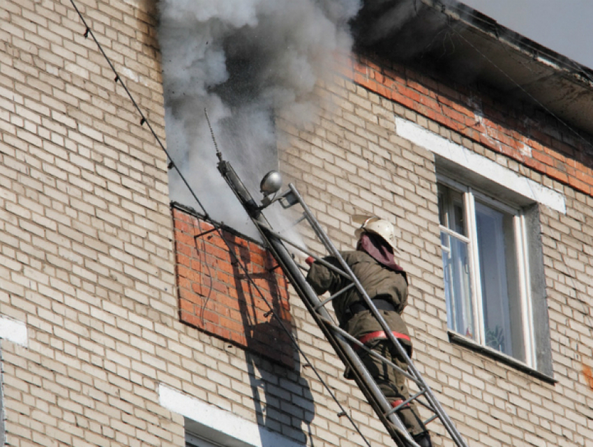 Женщина серьезно отравилась дымом во время пожара в четырехэтажном доме в Ростове
