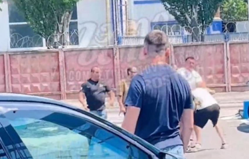В Ростове мужчины подрались у автомойки за место и применили перцовый газ