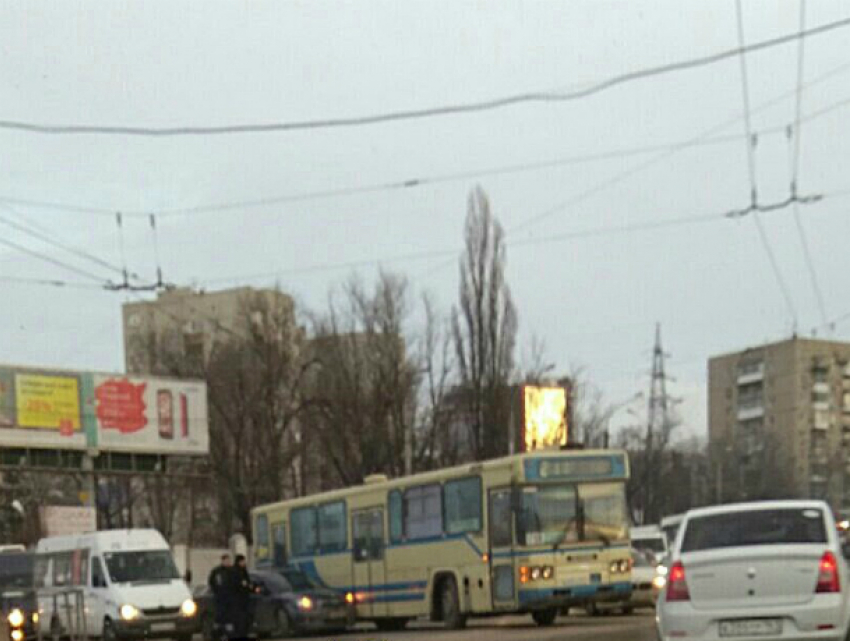 Транспортный коллапс в центре Ростова спровоцировало ДТП с автобусом