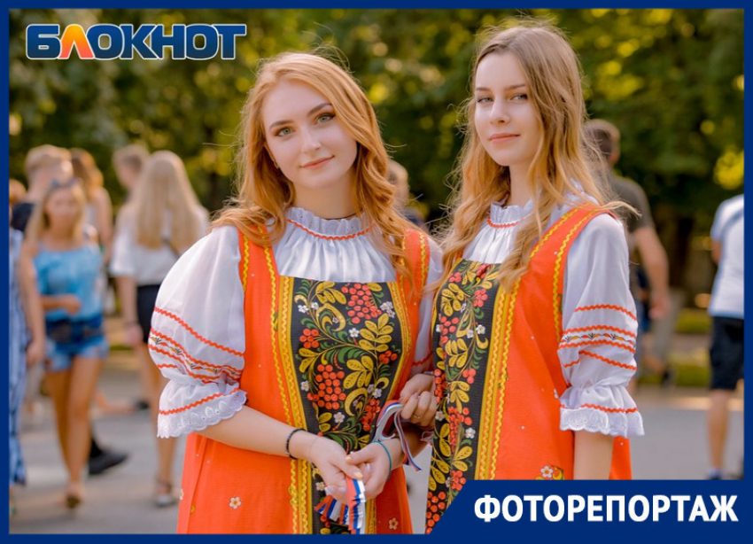 Огромный триколор и самые красивые девушки: как в Ростове отметили День российского флага