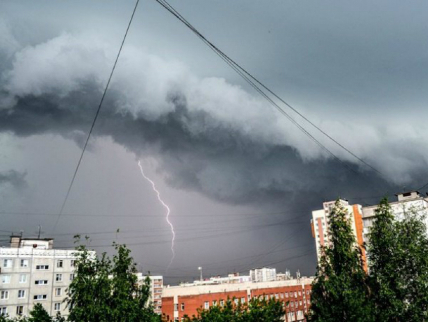 Проливные дожди с грозами и молниями обрушатся на Ростов в это воскресенье