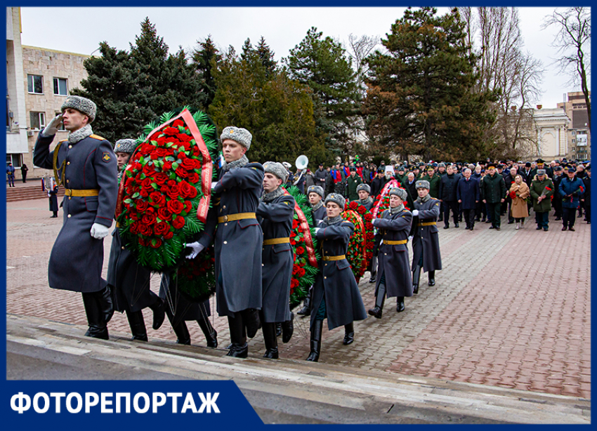 В День защитника Отечества в Ростове возложили цветы к мемориалу «Павшим воинам»