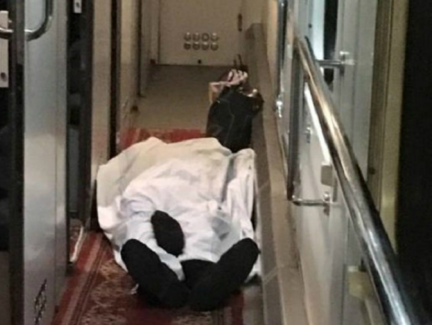 Тяжелобольной мужчина умер, возвращаясь домой на поезде в Ростовской области