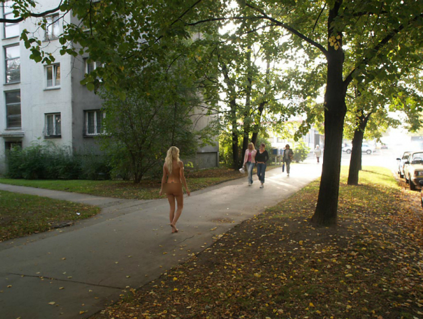Обнаженная женщина бальзаковского возраста обескуражила прохожих на улице в Ростовской области