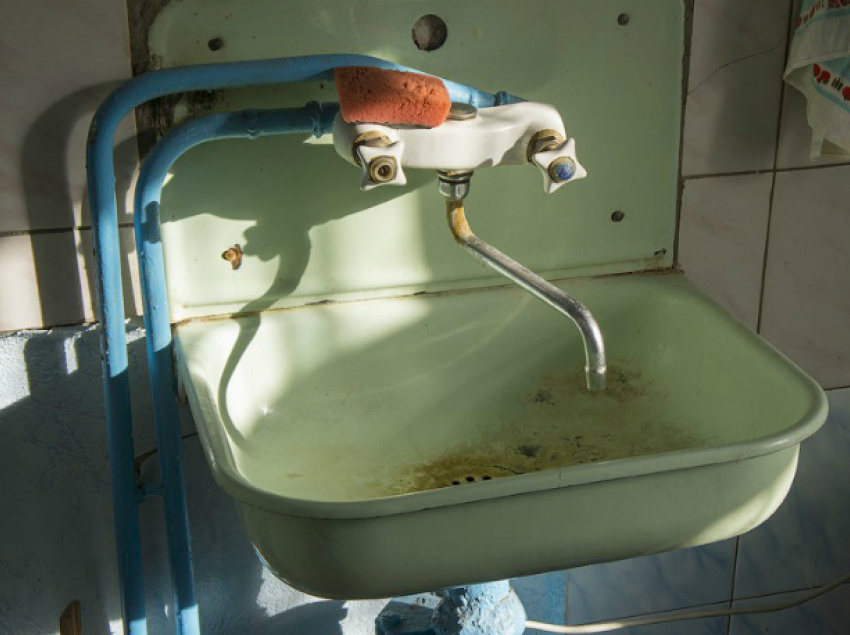 "Кран отваливается": пенсионерка-инвалид добивается от ростовских чиновников достойного ремонта