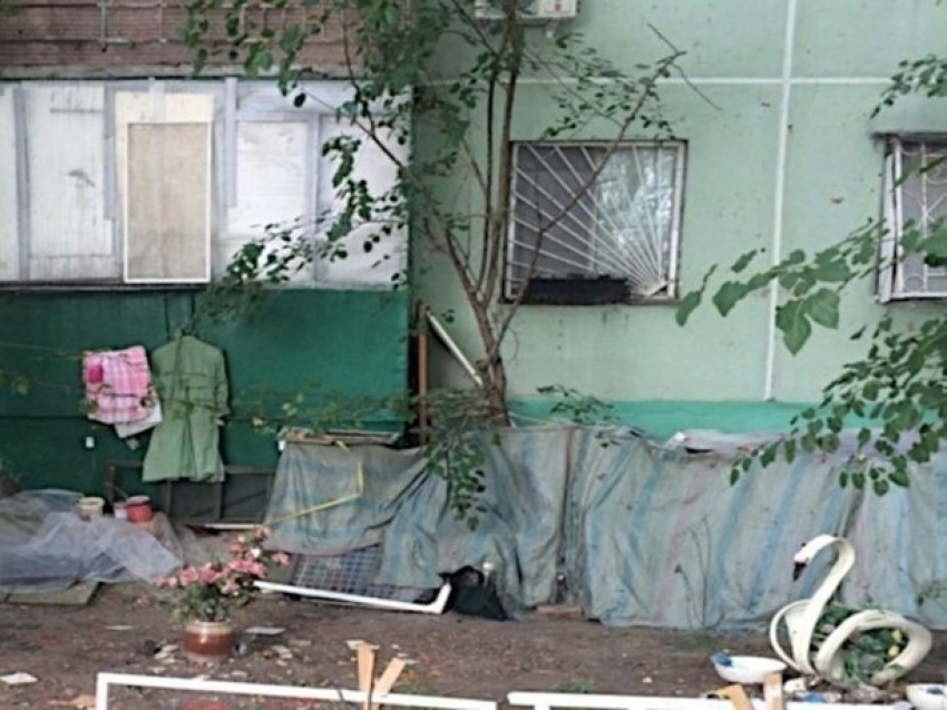 Хроническая «мусорщица» Ростова устроила из квартиры свалку и переехала жить под балкон