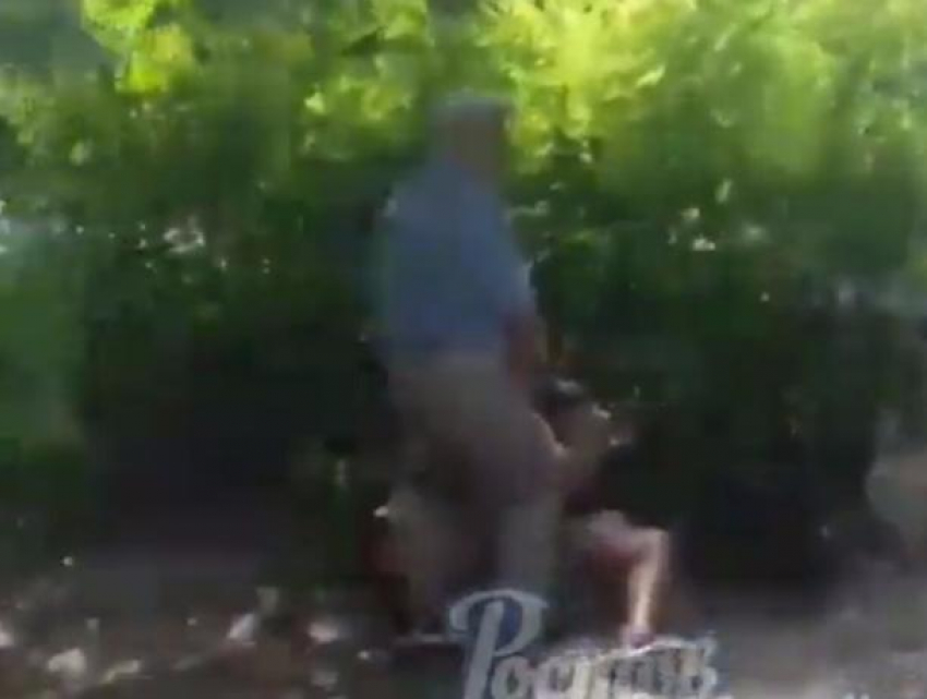 Любовные утехи развратного пенсионера и его молодой подружки в парке Ростова попали на видео 