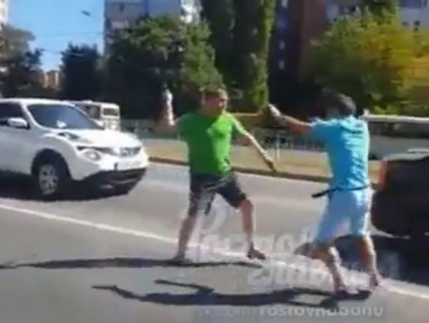 Ожесточенная драка таксиста с водителем «Газели» на оживленной дороге Ростова попала на видео