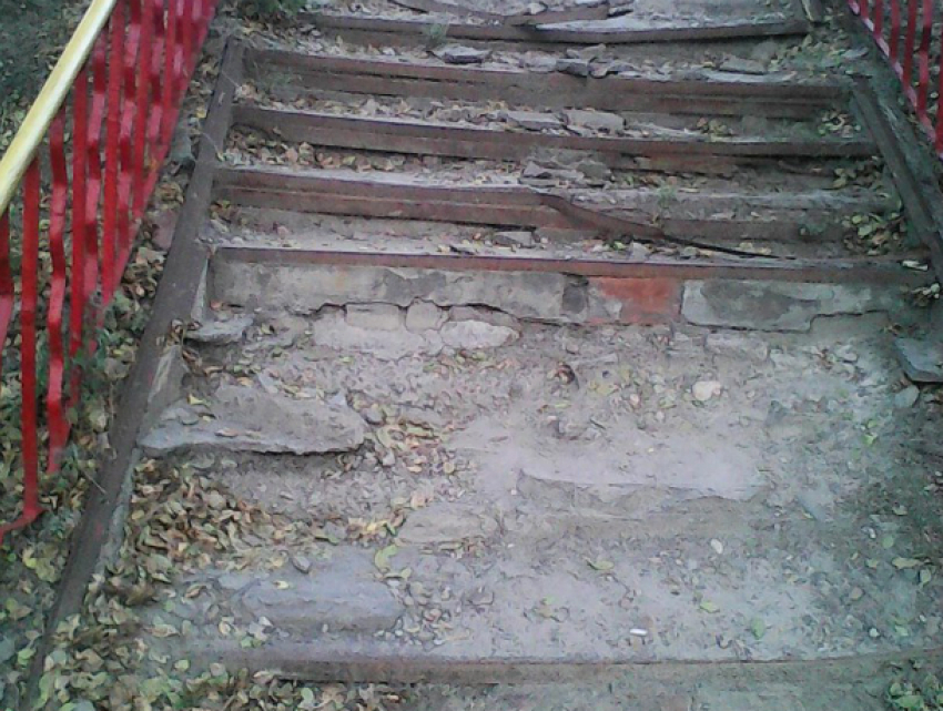 Покраской перил изобразили оживление разваливающейся лестницы в Ростове