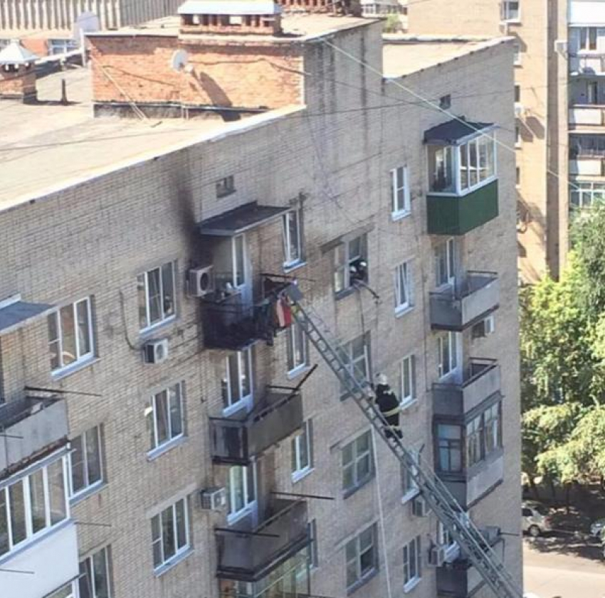 Балкон на девятом этаже сгорел в центре Ростова