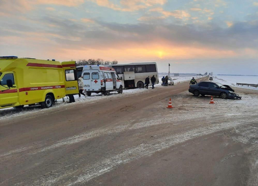 На заснеженной трассе в Ростовской области два человека пострадали в массовой аварии