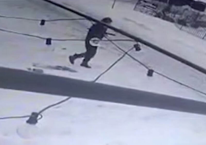 Под Ростовом мужчина стрелял в машину владельца кафе