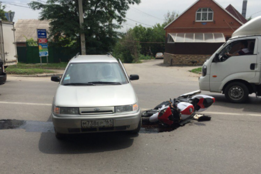 В Ростове на Западном мотоциклист врезался в «Жигули» одиннадцатой модели