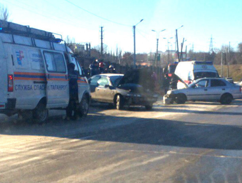 Молодой водитель иномарки на «встречке» в Таганроге врезался в автомобиль