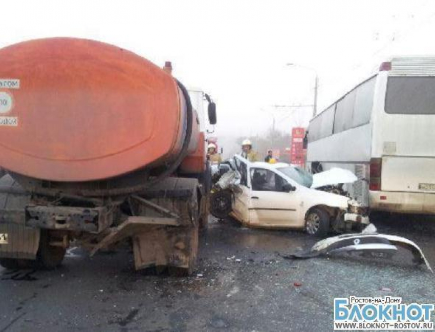  В Ростове иномарка врезалась в МАЗ и автобус: 1 человек травмирован