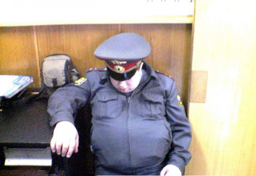 Полицейского из Шахт проверяют за пьянку на рабочем месте 