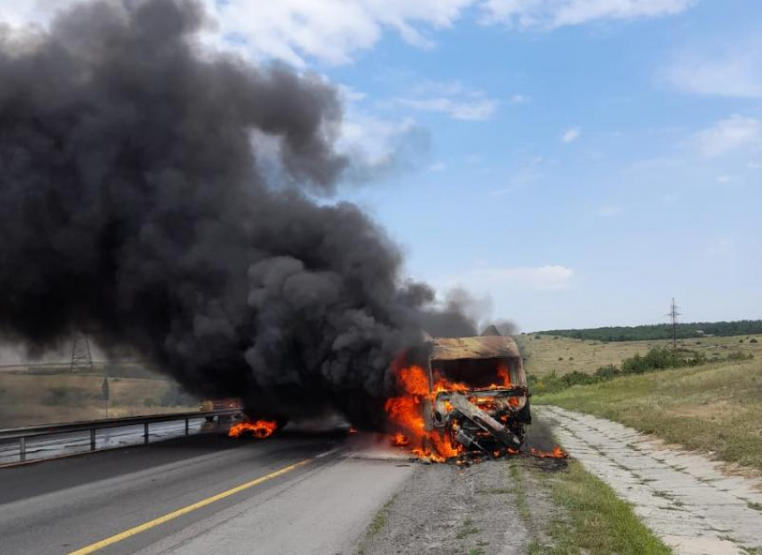 На трассе М4 «Дон» в Ростовской области сгорел грузовик