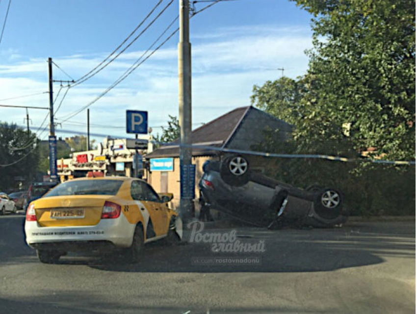 Жуткая авария с опрокинувшейся на крышу иномаркой попала на видео в Ростове