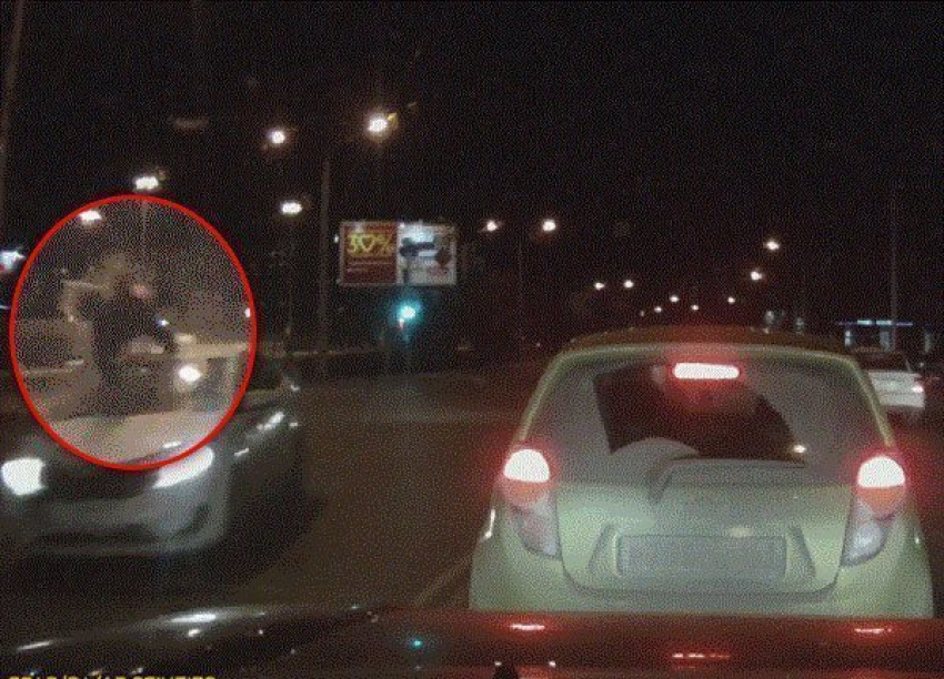 В Ростове таксист на скорости сбил мужчину. ВИДЕО