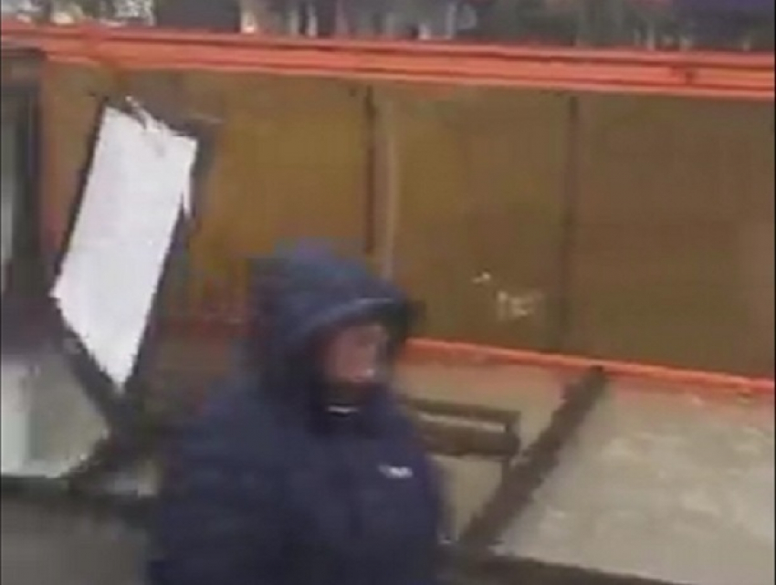 Уничтоженная ударом стихии автобусная остановка в Ростове попала на видео