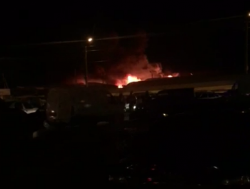 В Ростове тушат крупный пожар на рынке «Темерник"