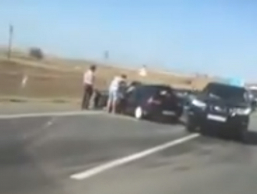 Жесткое лобовое ДТП с четырьмя пострадавшими на трассе под Ростовом попало на видео