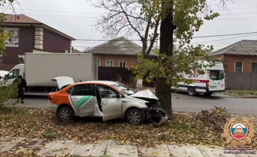 Иномарка врезалось в дерево после столкновения в центре Ростова
