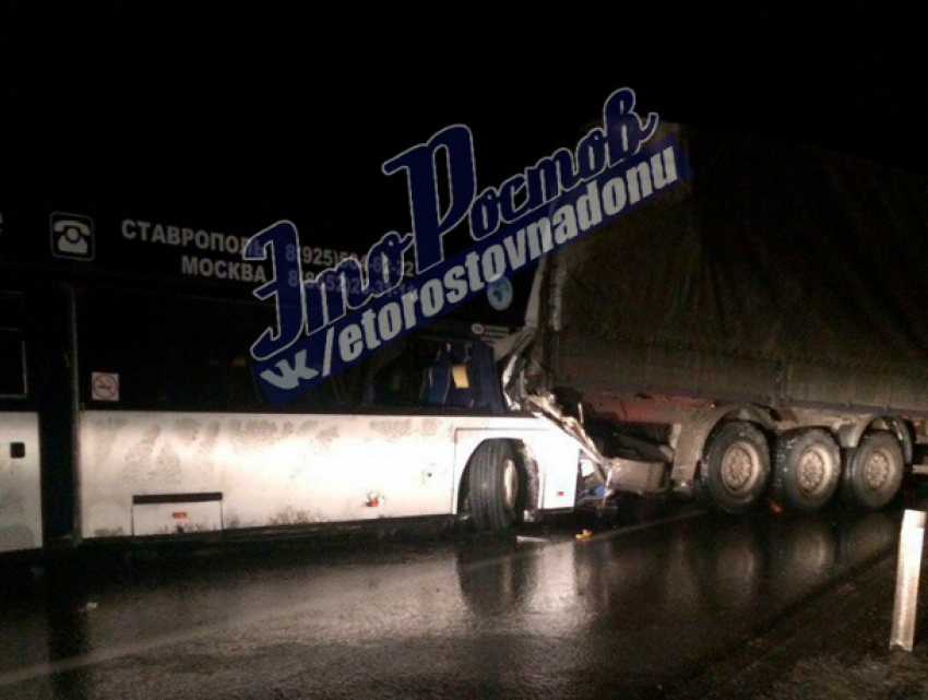 Пассажирский автобус и большегруз пострадали в жутком ДТП в Ростовской области