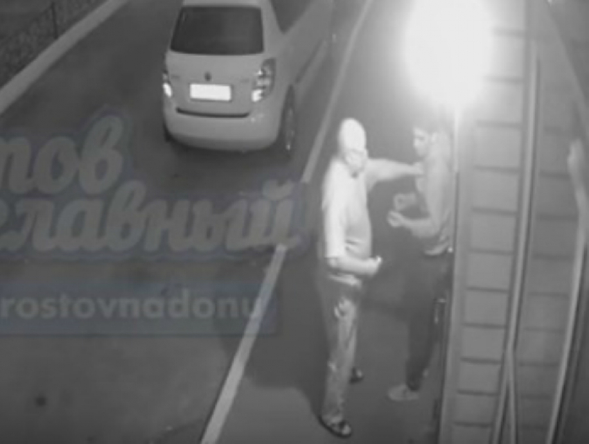 Жестокая драка консьержа со сливающими бензин автоворами во дворе Ростова попала на видео