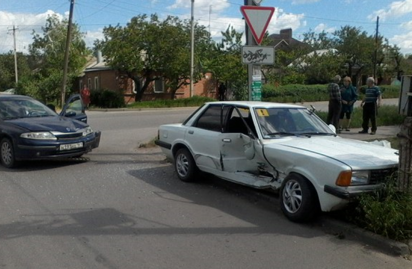 В Ростовской области водитель «Рено» протаранил «Форд» на перекрестке 