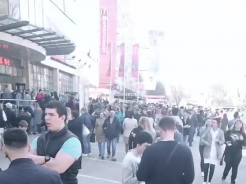 В Ростове эвакуировали людей из торгового центра «Талер» на Западном 