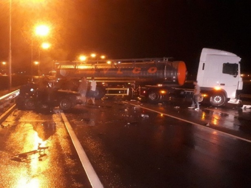В жуткой аварии под Ростовом погиб водитель иномарки влетевший на бешеной скорости в бензовоз