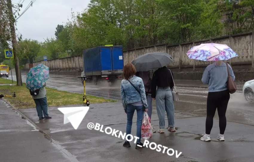 «Люди мокнут под дождём и снегом»: жители Западного в Ростове пожаловались на отсутствие остановок