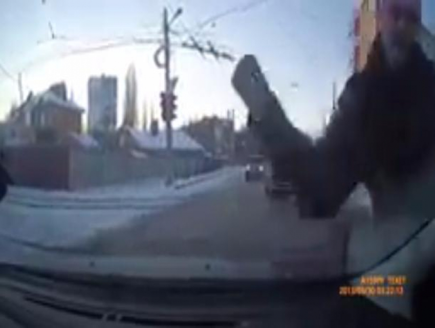 Громкий конфликт водителей с повреждением авто в Таганроге попал на видео